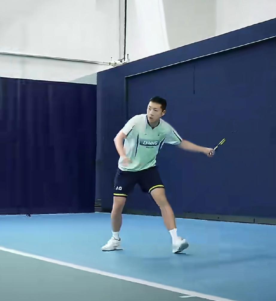 许昕社媒晒出打网球视频，王楚钦在评论区留言，与许昕探讨起网球的发接发和相持问题。