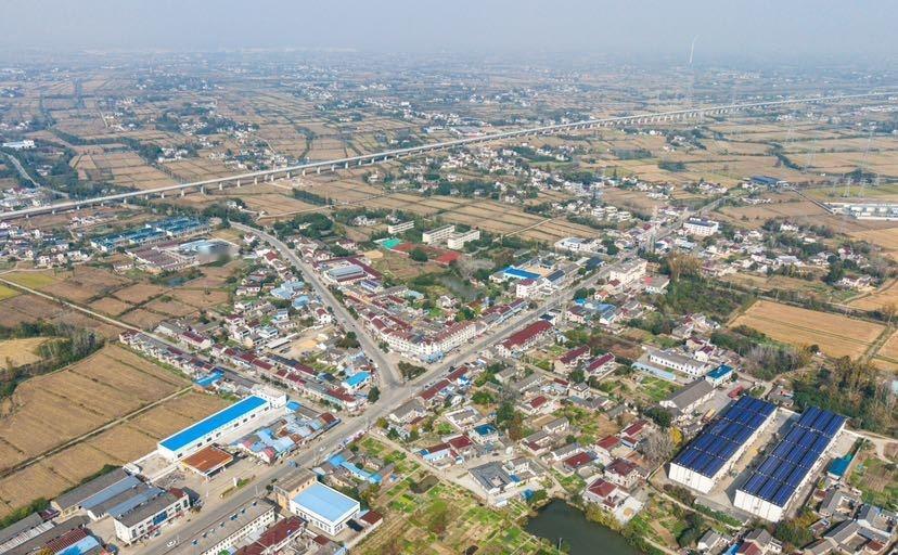 【空中俯瞰沪渝蓉高铁】11月16日，初冬的天空清朗澄澈，无人机升空至沪渝蓉高铁仪