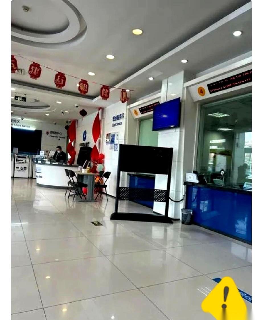 我前面那个大哥，办40万存款。
柜员把单子递过去，笑着报利率：“三年期，1.55