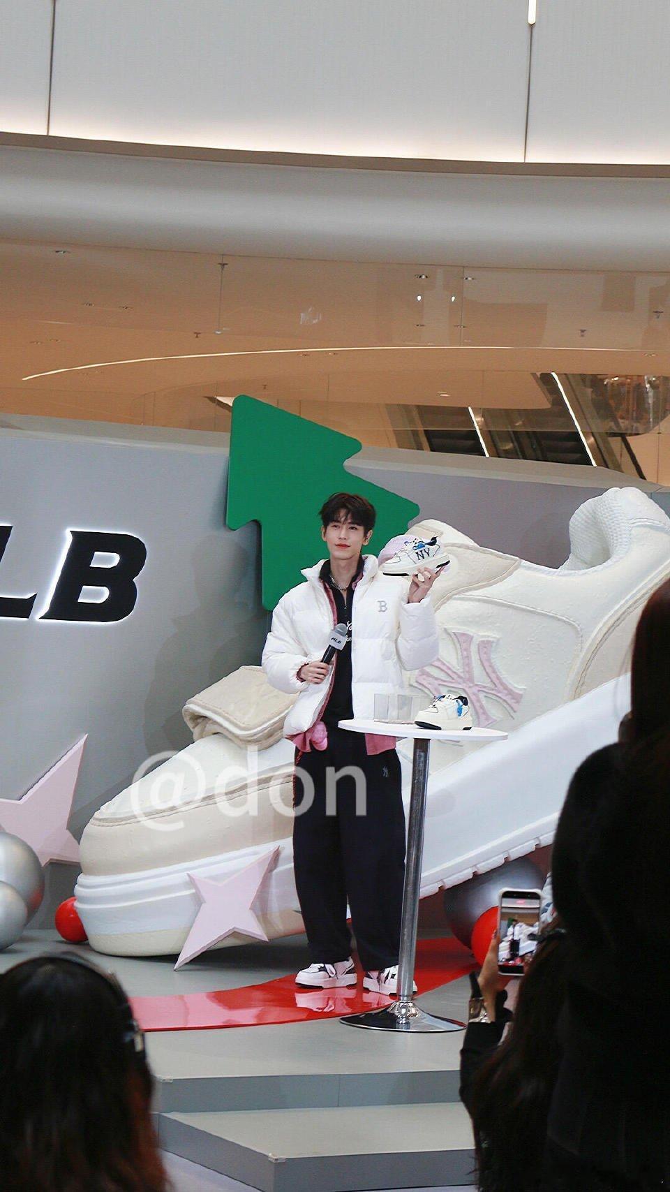 张凌赫重庆品牌活动直拍，好上流的帅脸！！