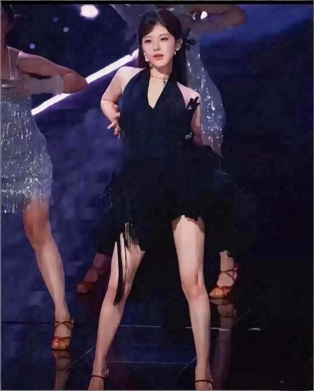 赵露思真的不是装，她是实实在在生病了。表演时耳返掉在裙下都毫无察觉，近期节目里更
