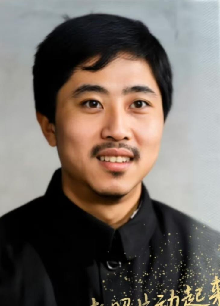 五十年前，风华正茂，稚嫩青涩。
五十年后，老态龙钟，风烛残年。