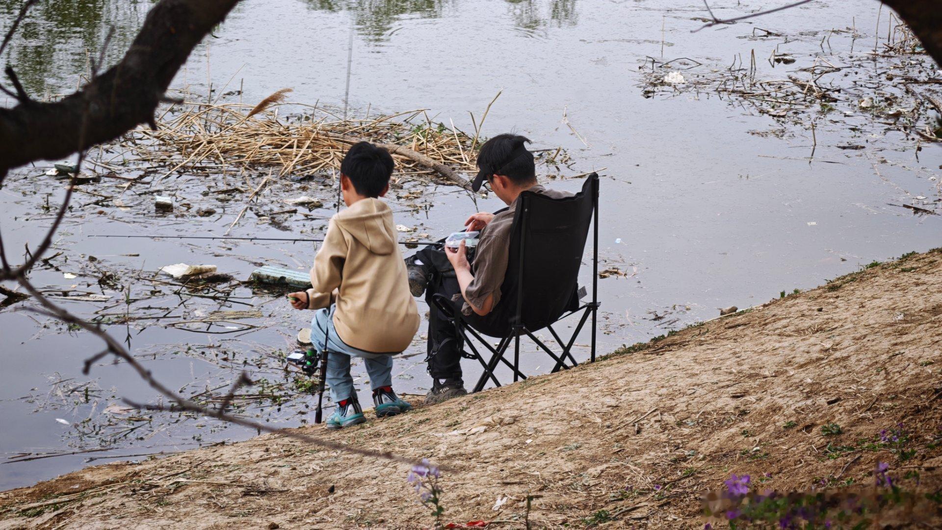 儿子写完作业了，老子写完脚本了。来河边过瘾了，我儿的装备把这的钓鱼佬都看傻了。可