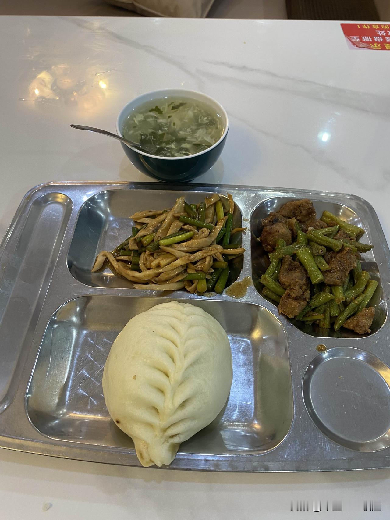 社区大食堂饭菜味道不错，结果吃后血糖飙升。
    大连星海二院东面200米的地