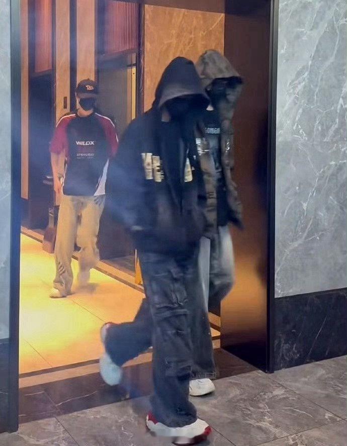 TF四代的左奇函穿了陈奕恒的裤子，两家粉丝就吵起来了吗？