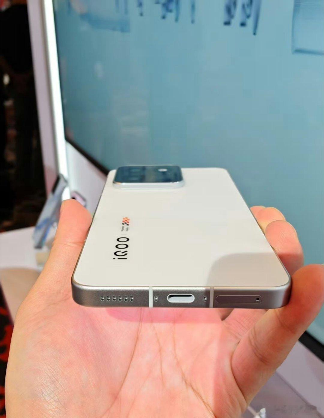 iQOO15T15T的质感相当棒，为什么我推荐大家买旗舰机，因为旗舰机的做工质感