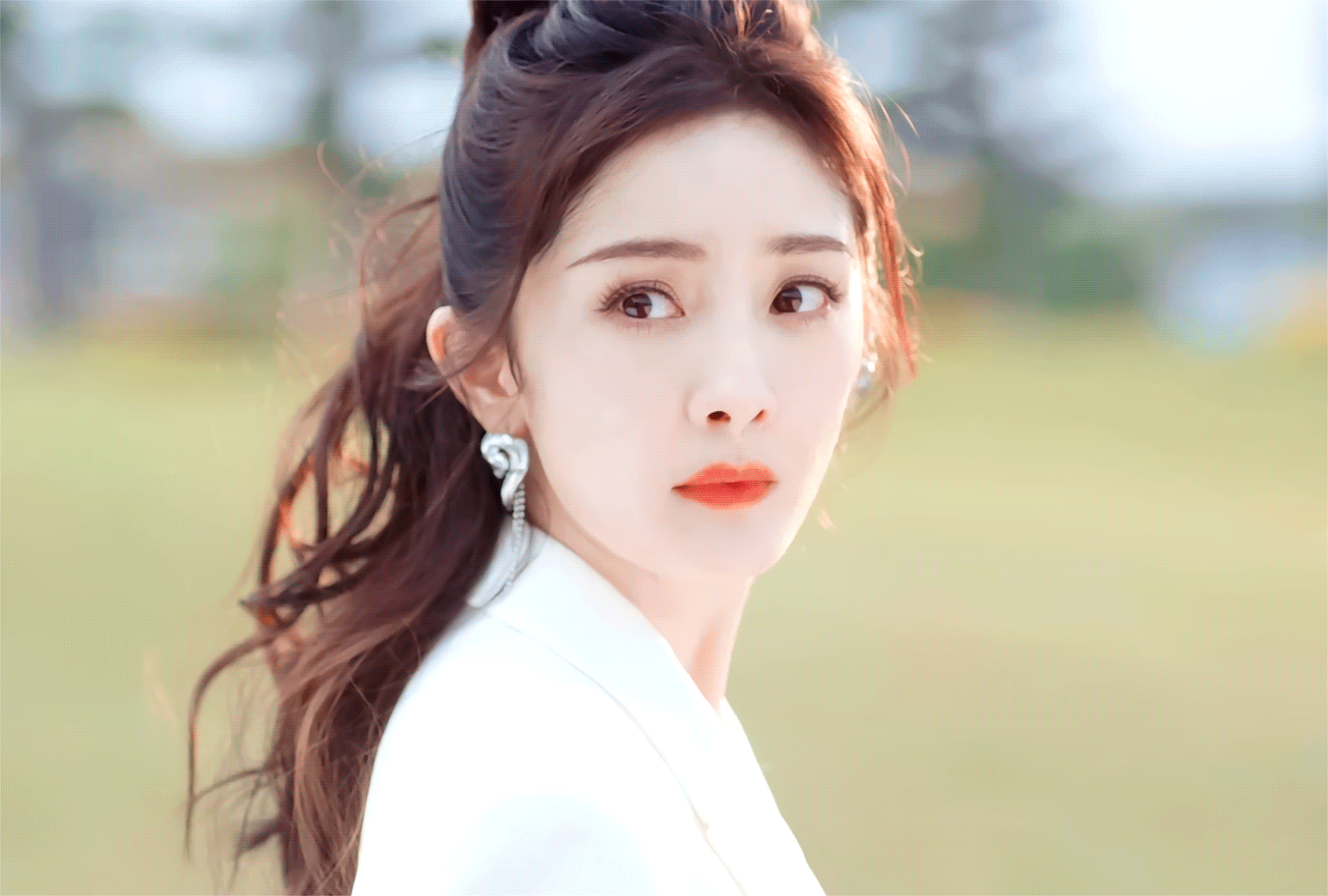 来一组现代版的涂山红红，杨幂的这个白色西装真的好冷艳