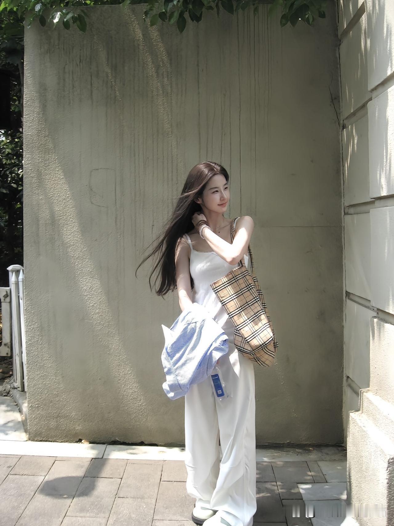 春日生活打卡季 夏日穿搭指南：清爽白色套装+格纹包，轻松出街！