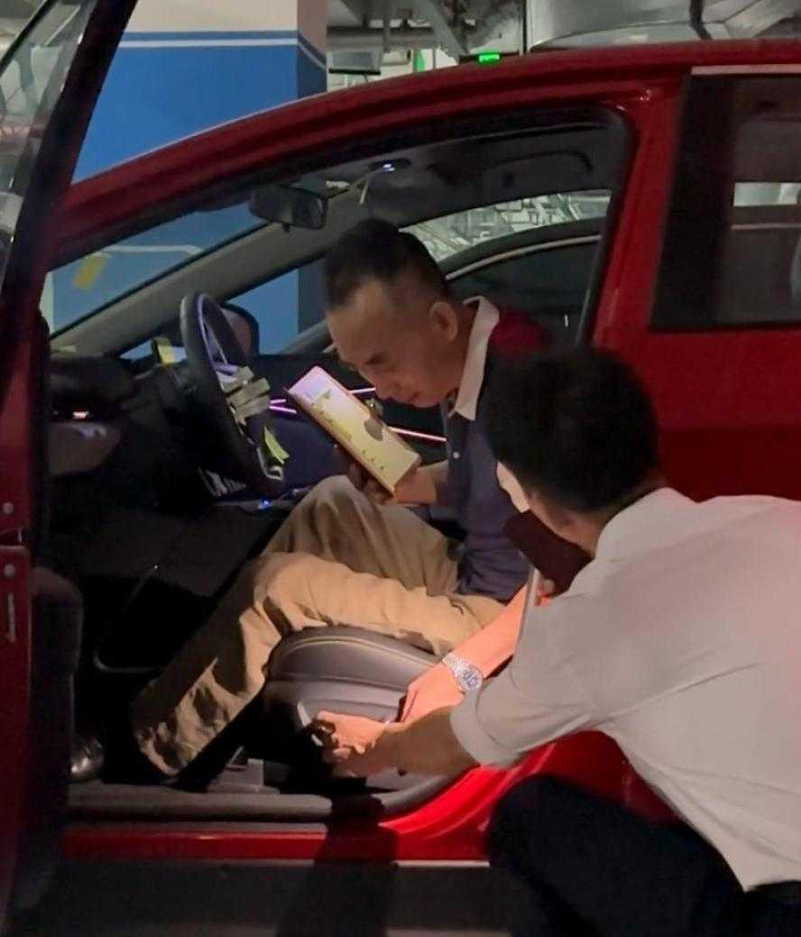 当人们还在佩服00后整顿职场的勇气时，朝气蓬勃的00后又来了一场“反爹味”教学。