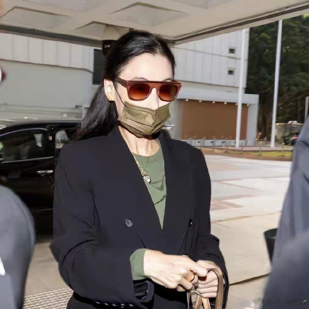 张柏芝庭审情绪失控崩溃大哭姐姐这一路上的苦或许只有自己知道，早期几张照片就毁了大