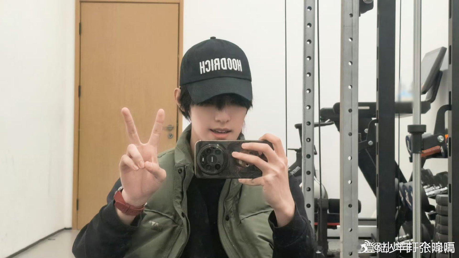 张泽禹别看手机看看我吧张泽禹毛绒小王冠张泽禹不愧是游戏王，脑回路清奇又搞笑，别光