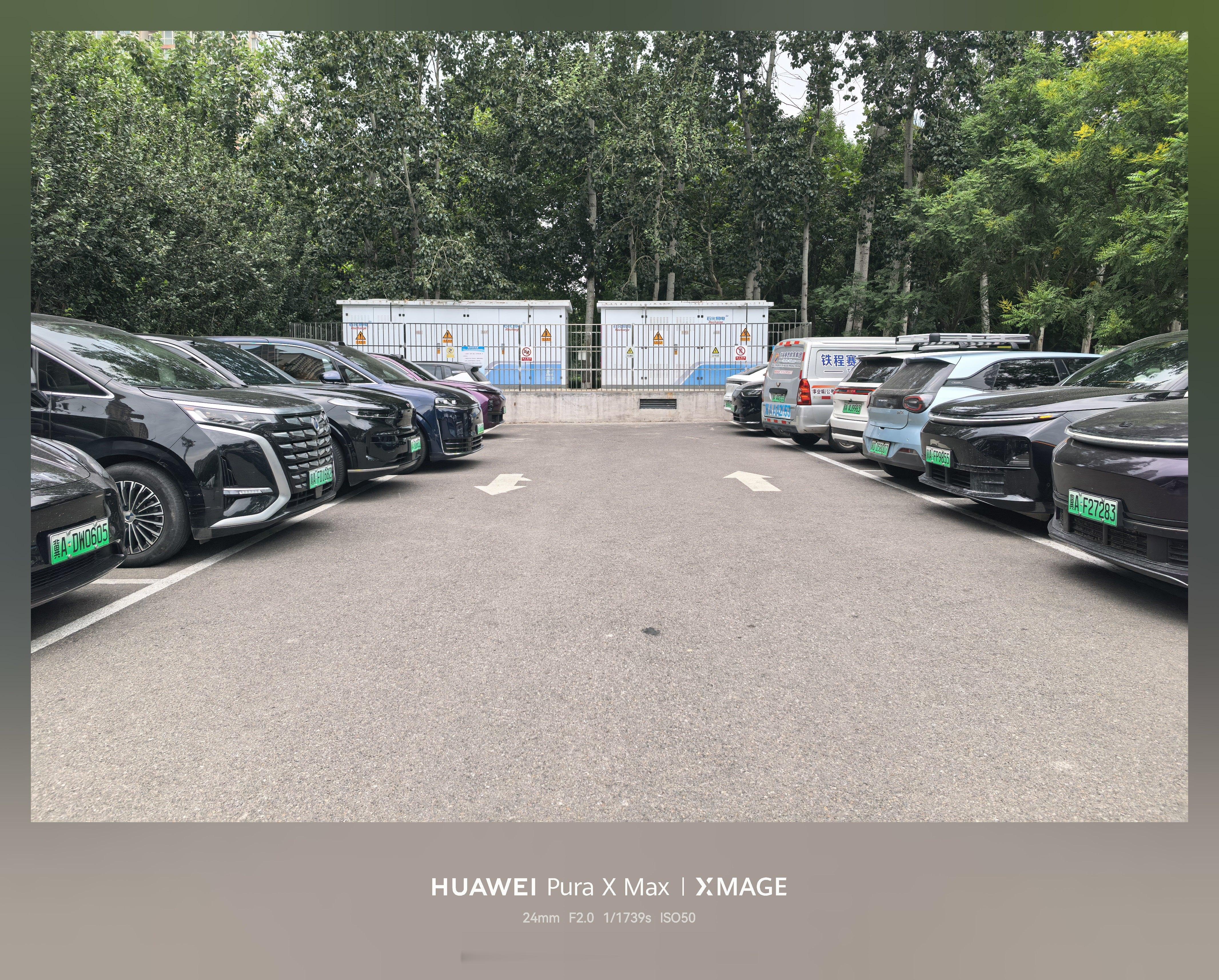 小小充电站同时有五六辆理想的车，有个理想车主对我这智界V9很感兴趣，过来看了看体