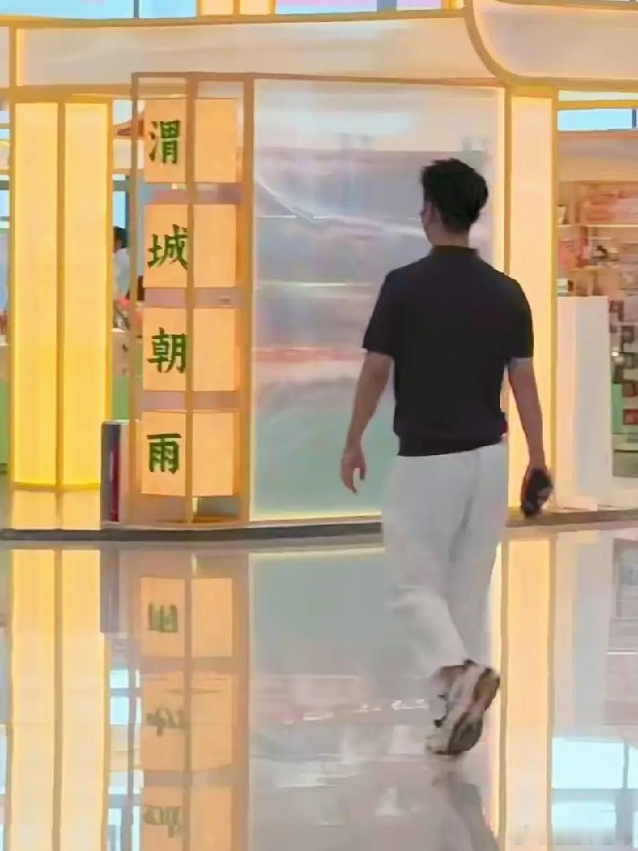 有网友在机场，偶遇窦骁，他真人蛮帅的嘛！不愧是赌王千金严选，他这应该是要继续工作