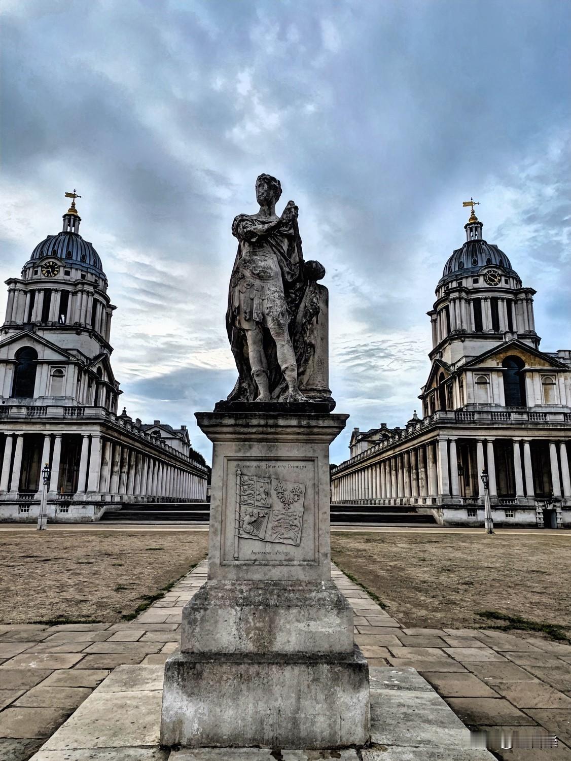 这是一块位于英国格林尼治（Greenwich）皇家海军学院（RoyalNaval