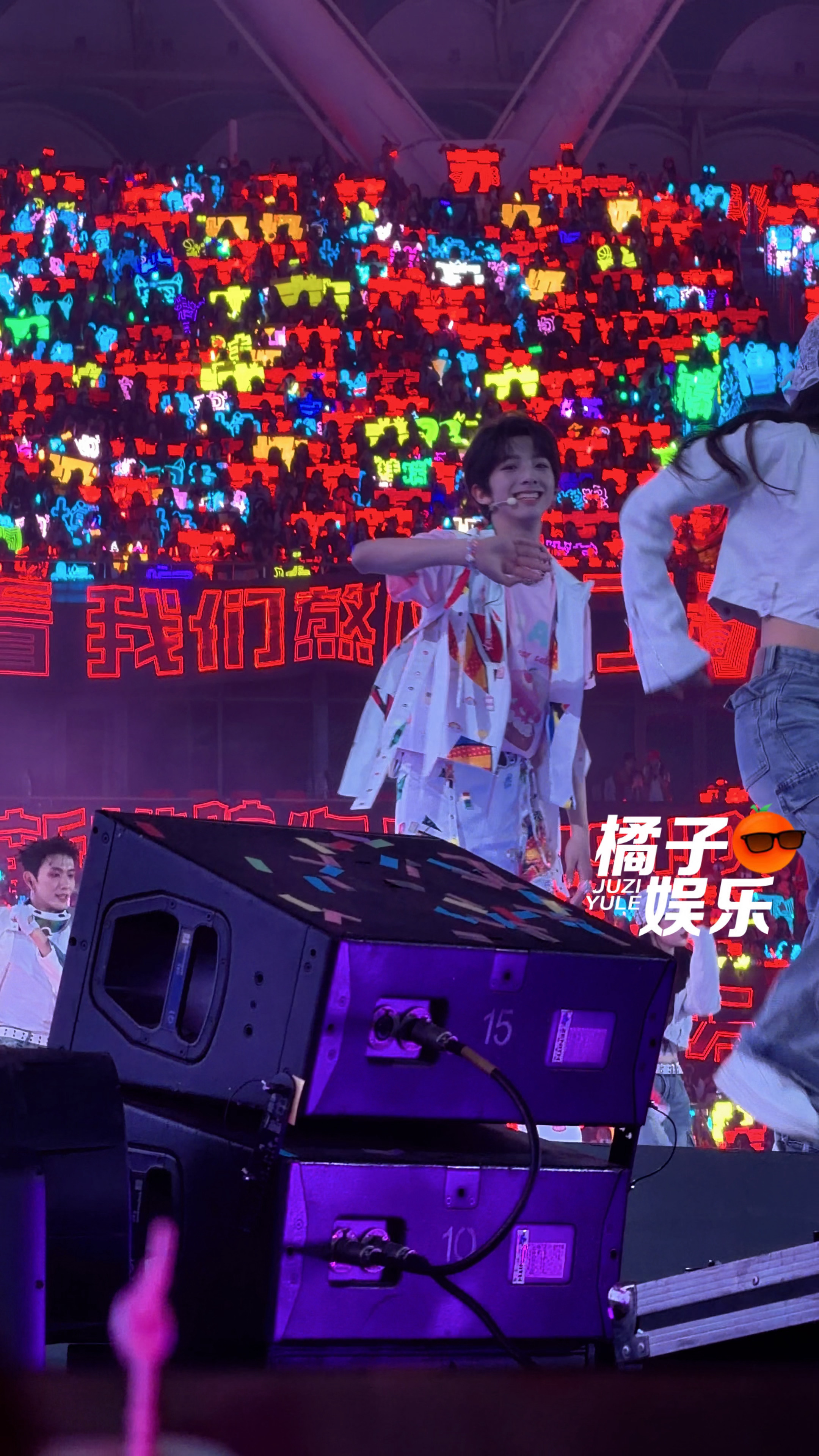 翻了翻昨天的相册突然发现一个好萌的小浚铭🥺🥺是眼睛亮亮的会害羞的小孩🥺陈浚