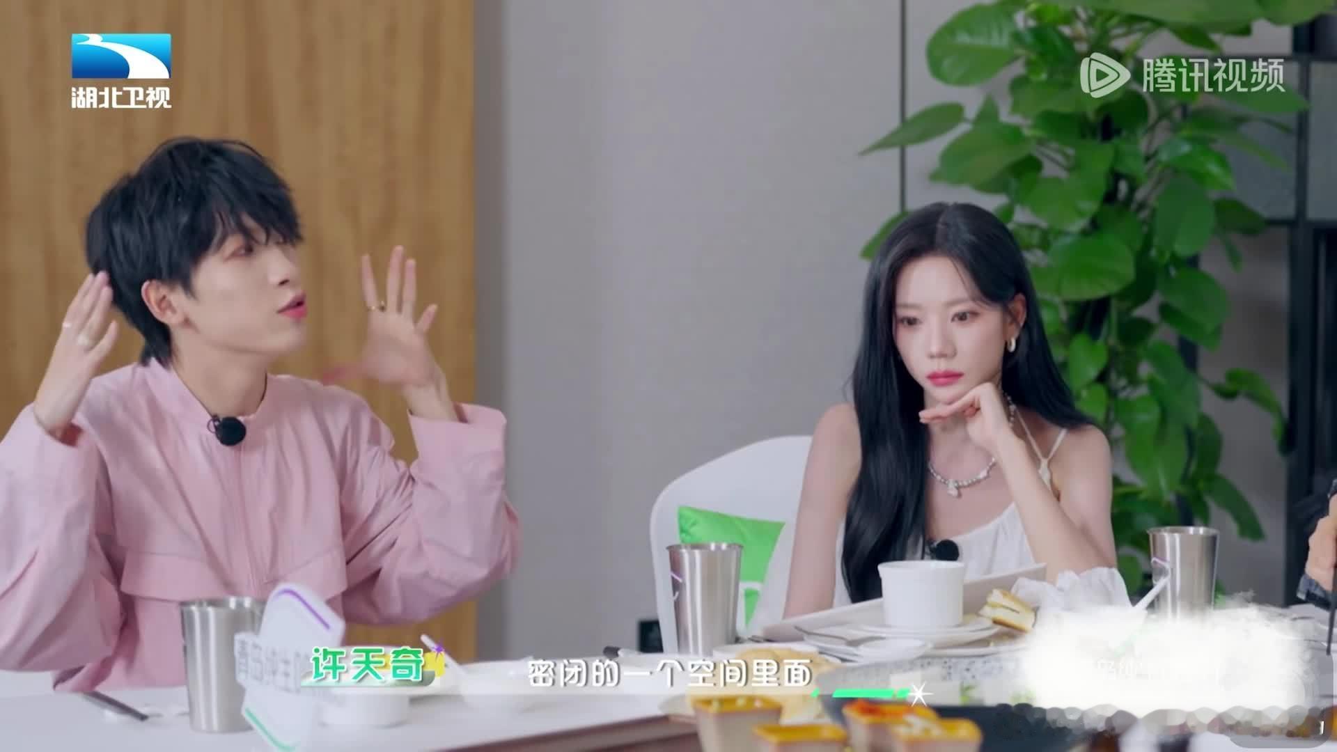 王琳凯选择音乐作为他的解药小鬼在节目里讲自己过去的事，听着挺不是滋味的。没想到他