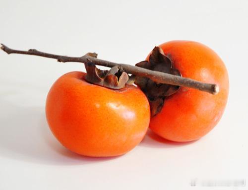 【这5类人要少吃柿子】1、糖尿病患者：柿子富含葡萄糖、果糖等简单糖类（单糖），容