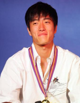 2004年，刘翔夺冠后，开发商送给他一套价值225万的房子，他却转身送给了教练，