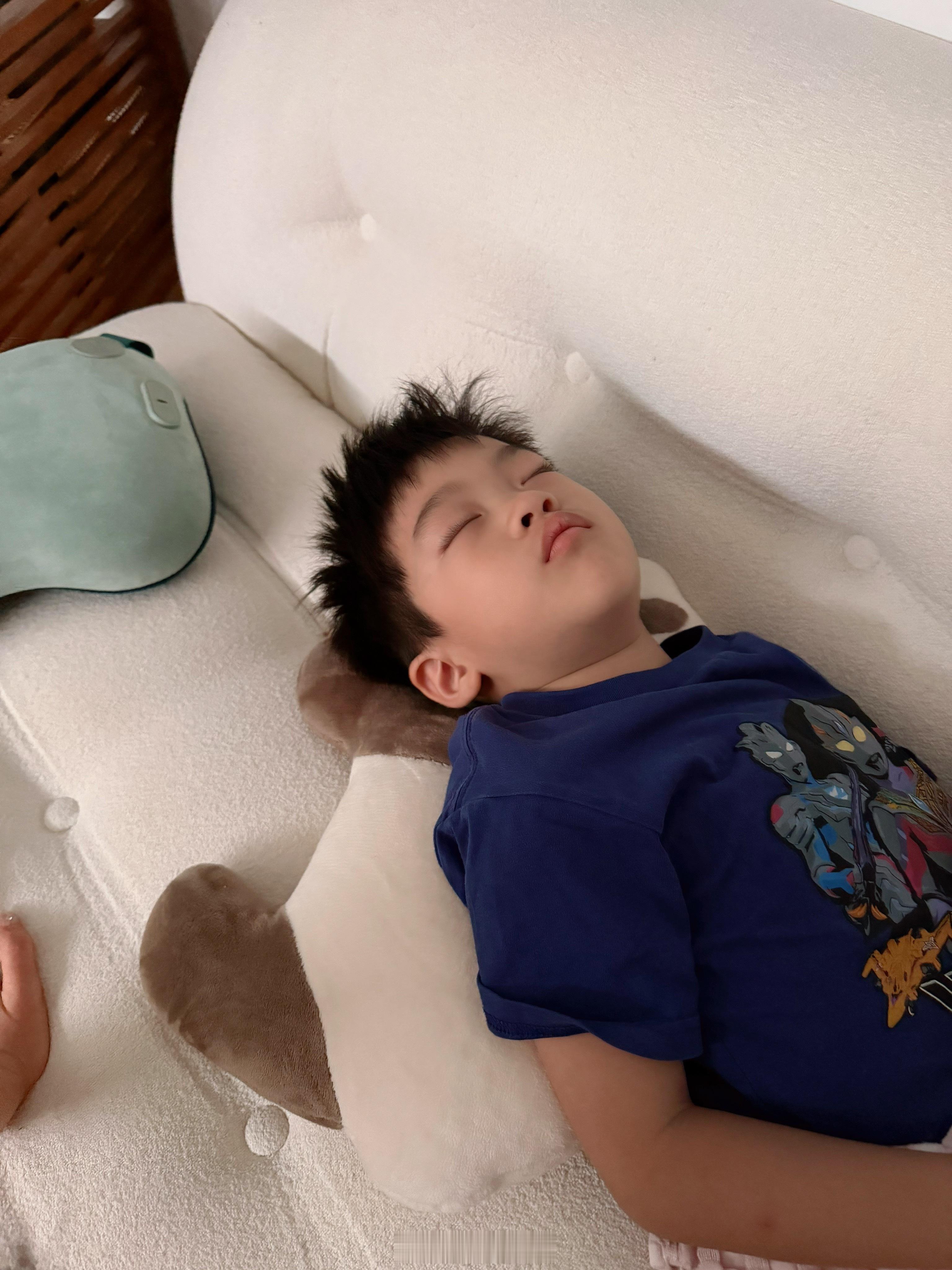 睡着的小男孩365度无死角乖巧可爱🐶 