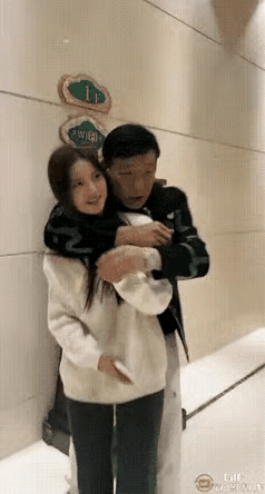 不知道这个男人和这个女人是什么关系，再亲密的关系男人也不应该这么做，这也太不尊重