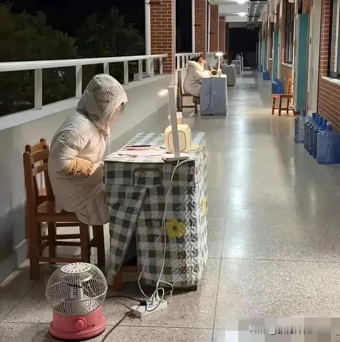 河南某中学要求教师数九寒天晚上在走廊批改作业，校方声称是为了随时监控学生状态、为