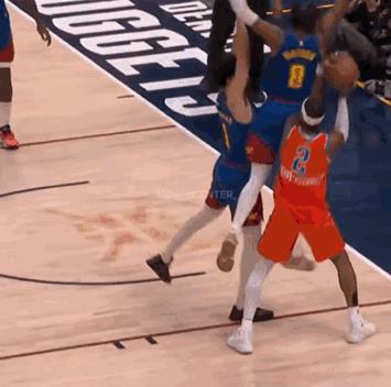 *SGA倒下*广播员点评：“真精明！真狡猾！” 😭
先把防守队员晃起来，再造犯