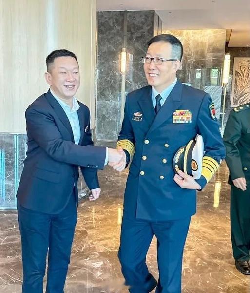 董军  老饭🍚 2024.11.22 在老挝万象，胖大小没给拿帽子啊
