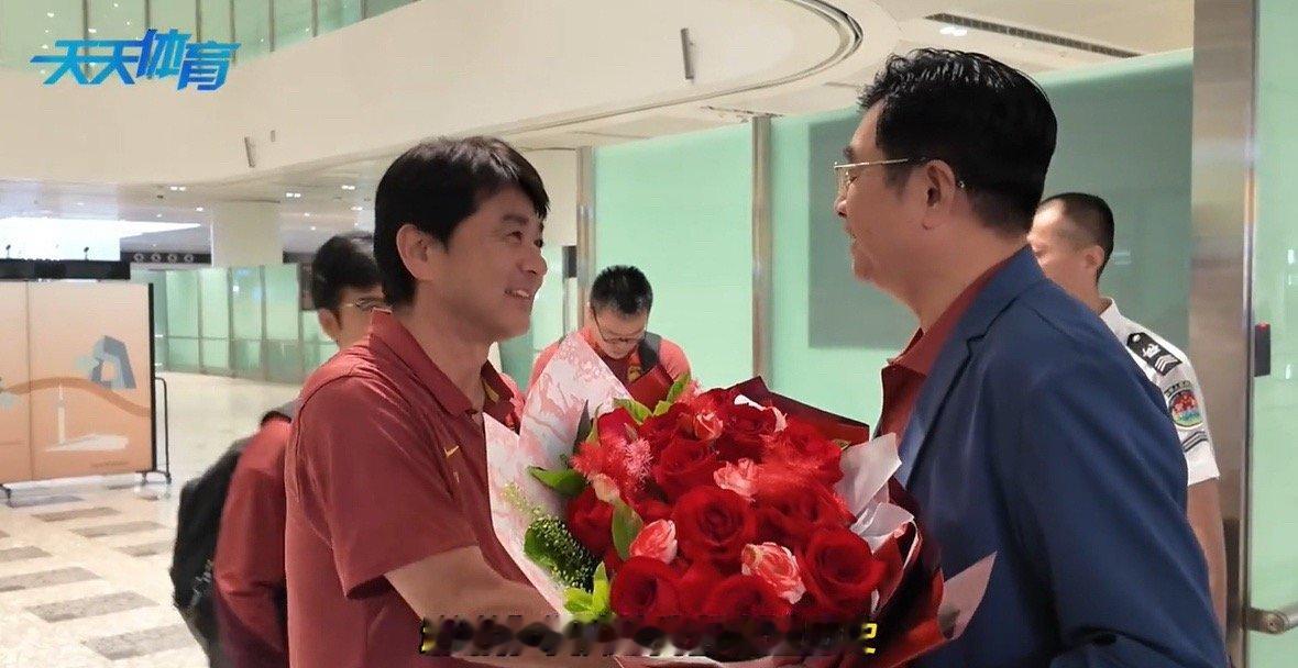 U17国少昨日抵达北京大兴国际机场，足协主席宋凯亲自接机。宋凯对浮嶋敏说：“欢迎