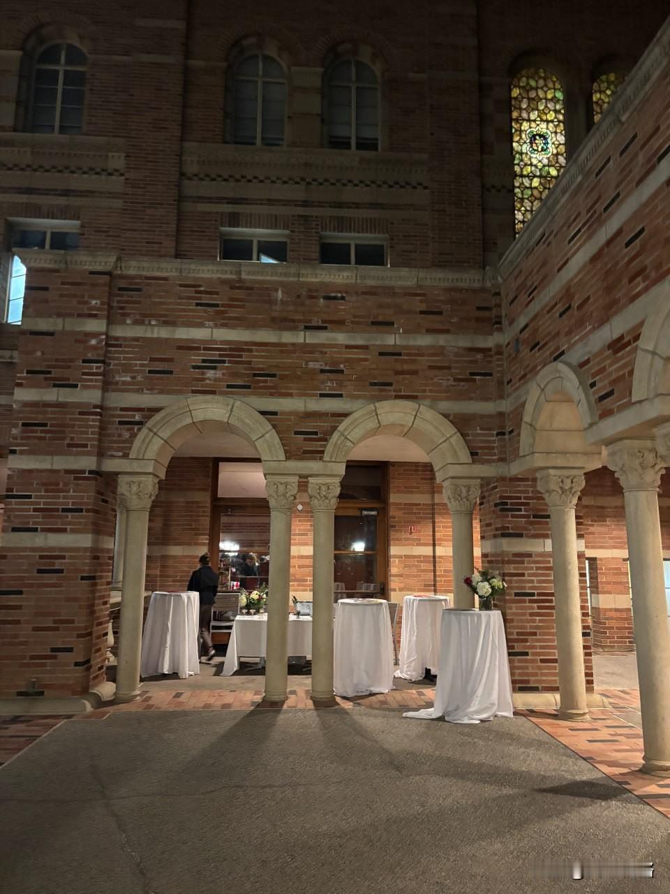UCLA Royce Hall观《胡桃夹子》芭蕾。
复古红砖礼堂，恢弘古典剧场，