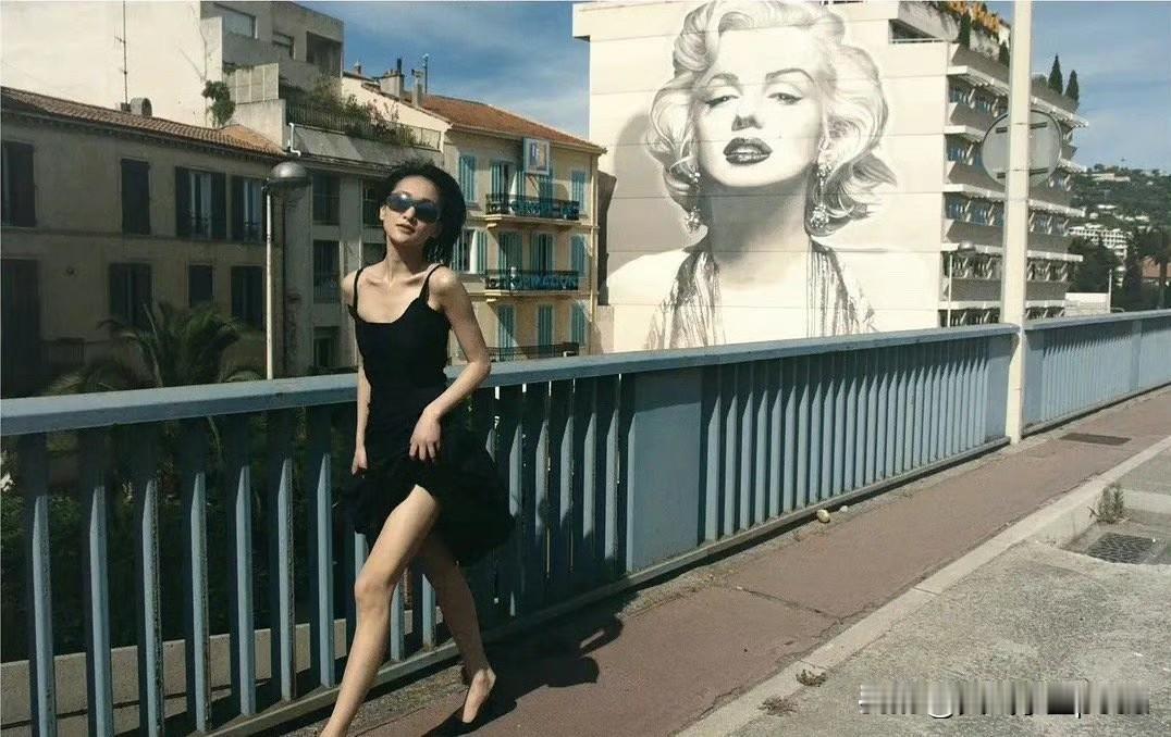 周迅在戛纳街头这组图真是绝了——松弛又耀眼，那种漫不经心的星味才最致命！
无论是