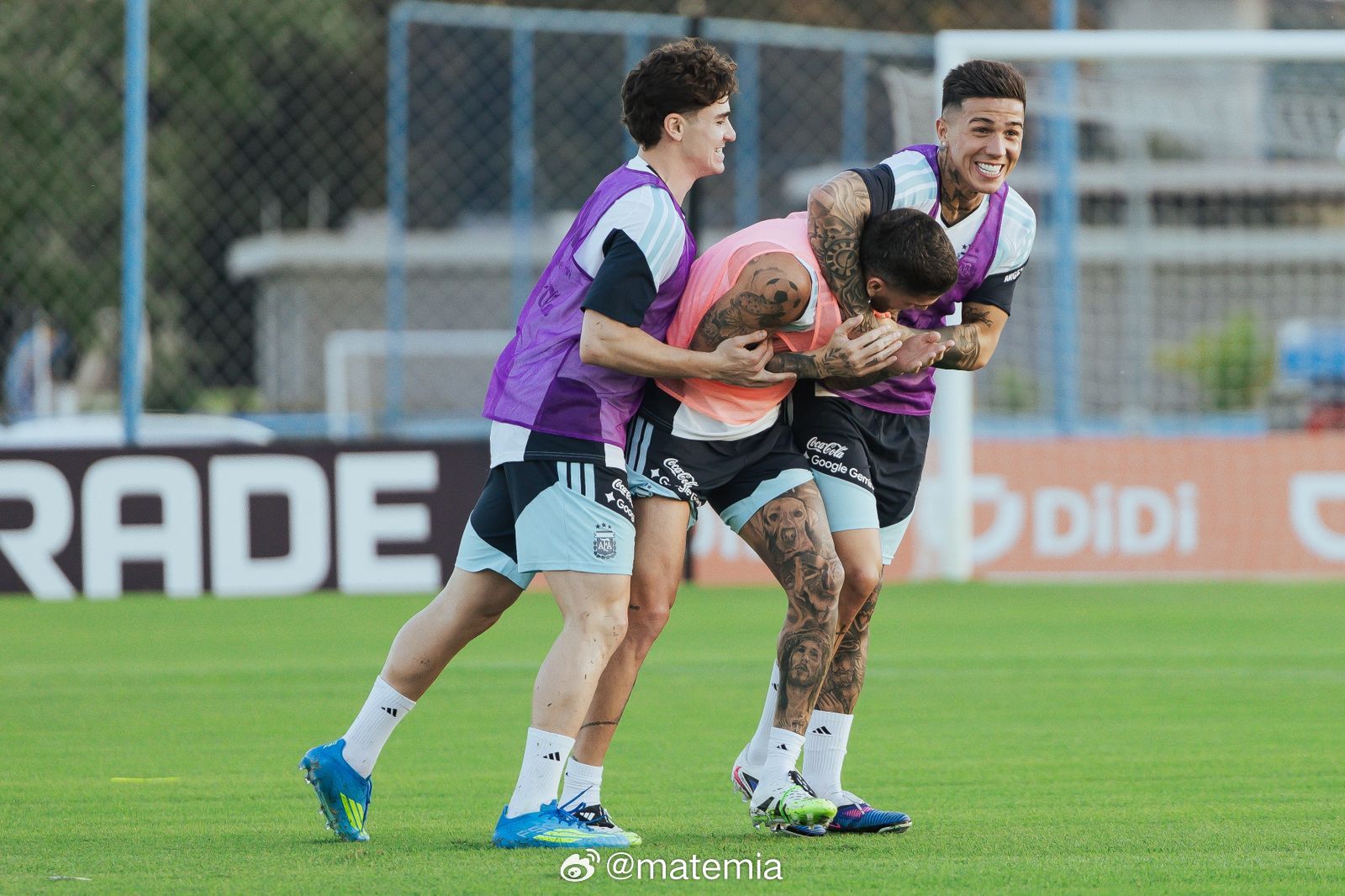 【已确认】🚨❌ 罗德里戈·德保罗因左腿肌肉拉伤将缺席阿根廷接下来的两场比赛，对