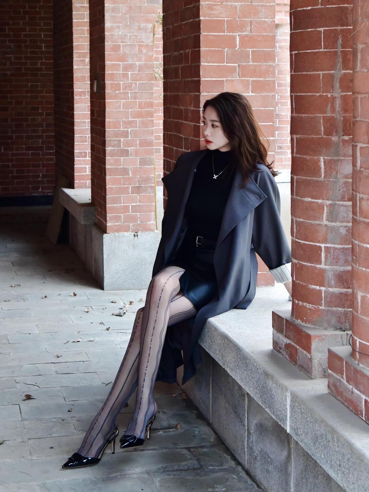 怎样穿才显得更有品味黑纱轻垂，光影里藏着不费力的优雅，一步一曳间，都是独属于我的