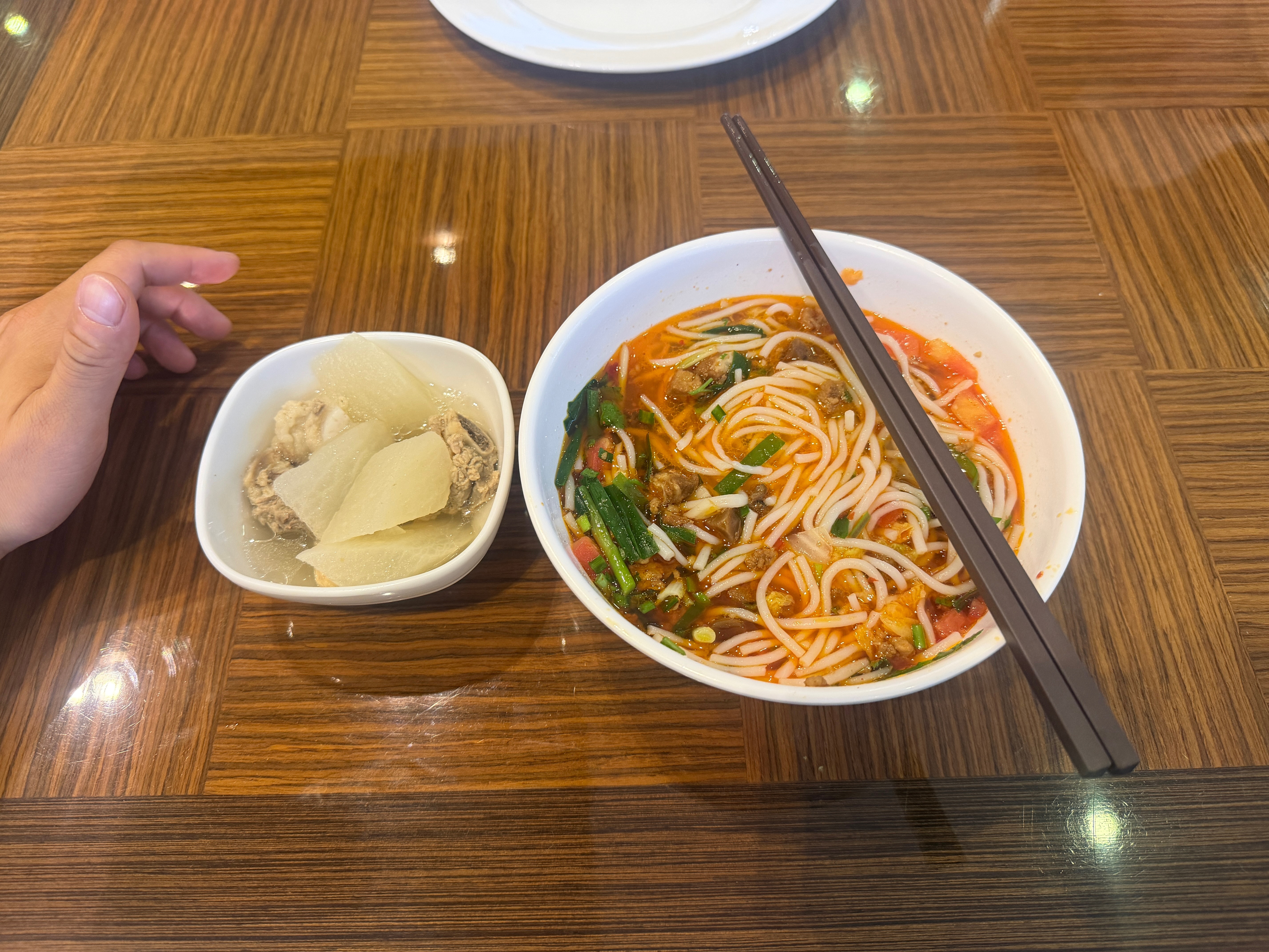 不愧是云南，酒店的米粉都很好吃🍜。昨天就睡了三个小时，现在出发去路虎的希望小学