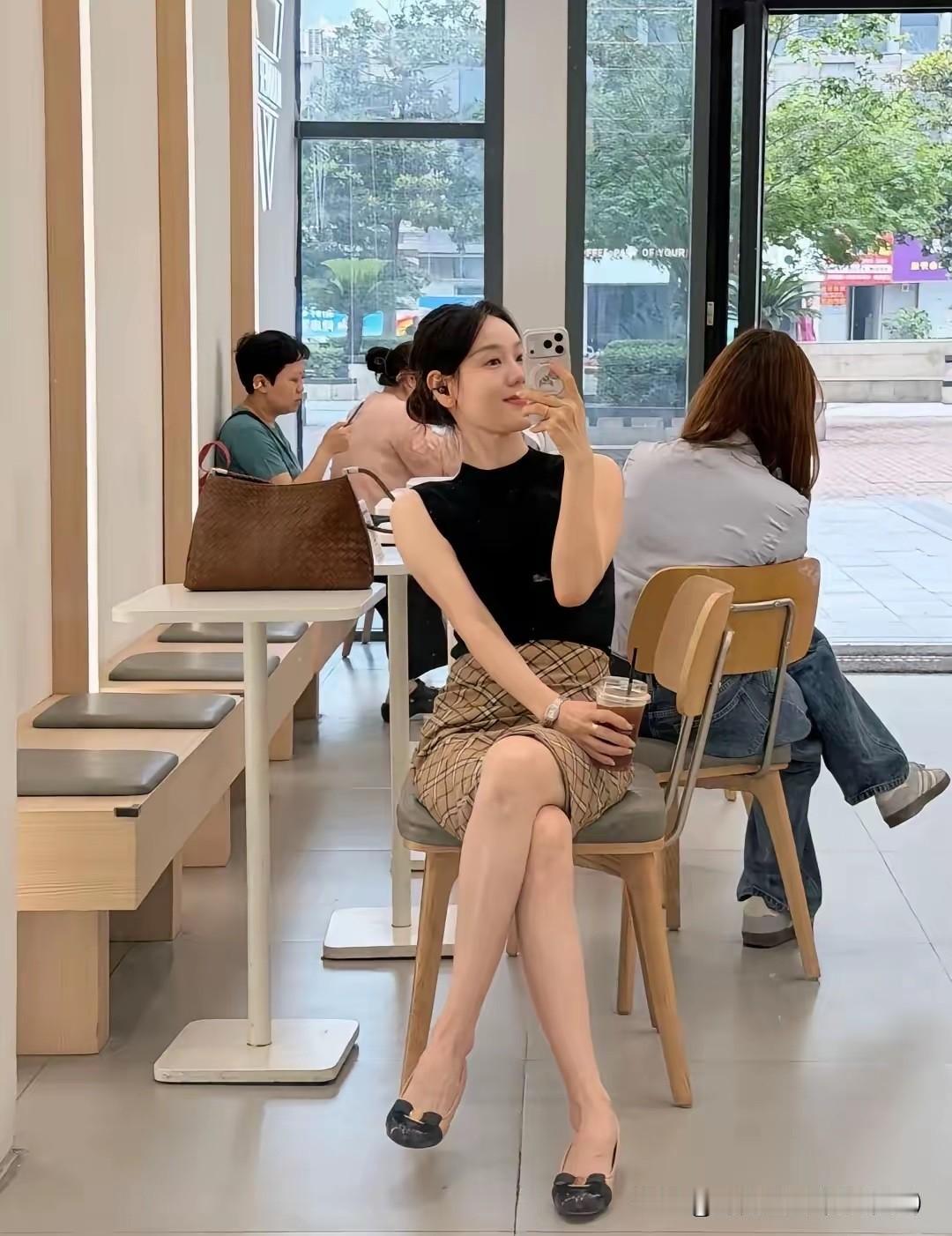 简单的一身，也能穿出从容感。