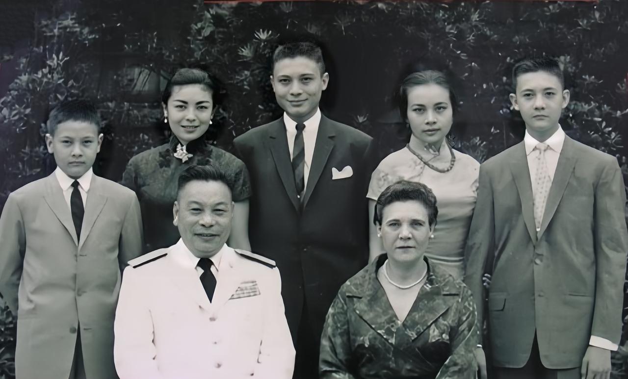 这是1960年蒋建丰全家留影。前排坐着的正是蒋建丰与妻子蒋方良。这也是蒋建丰极少