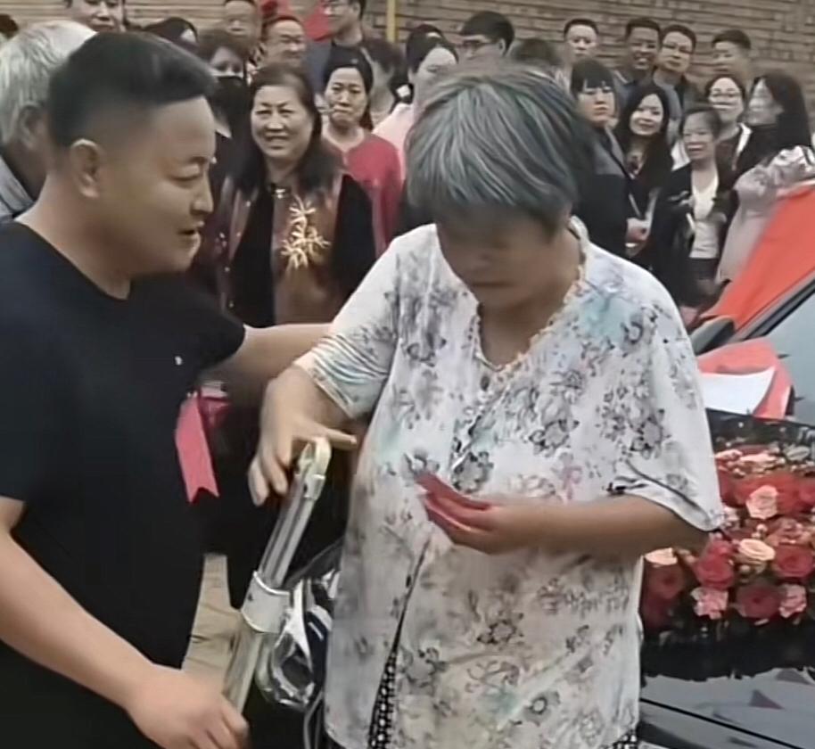 拦婚车索财绝非道德问题，法治不容“趁喜打劫”

婚车被拦、强索钱财的“趁喜打劫”