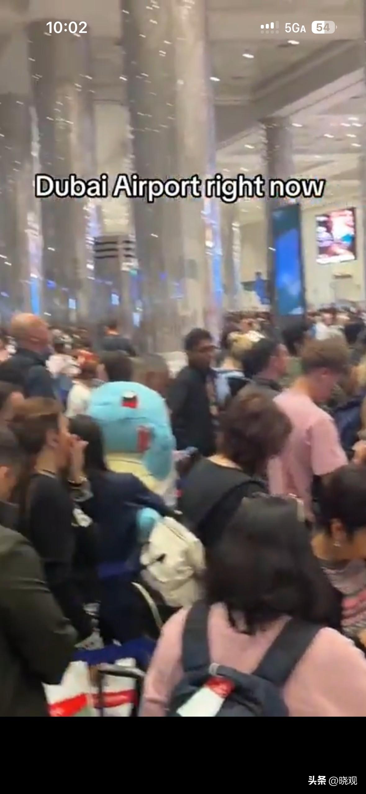 现在的迪拜机场。

所有飞机停飞，出再高价也没用。

陆路也无路可走。北阿富汗，