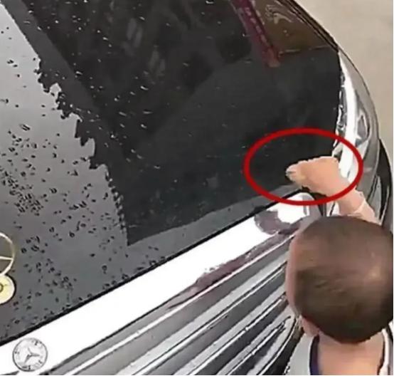 [送心]广西桂林，一家人到4S店看车，3岁女儿趁男子不注意，刮花了10辆奥迪车车