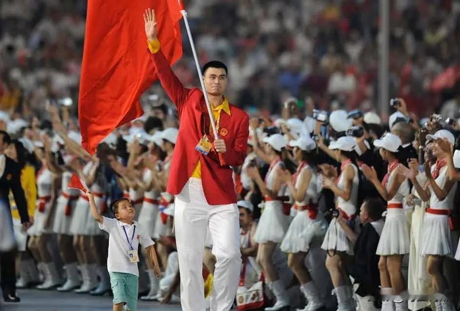2008年北京奥运会开幕式上，中国代表团旗手姚明‌，而他身边并肩同行的9岁小男孩