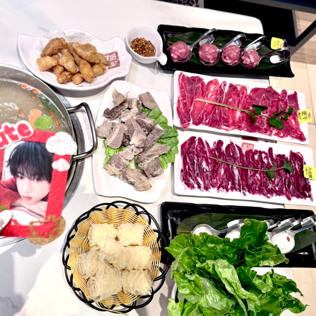我好想念看完荣耀之战后去张桂源包店吃的火锅12块💰一颗牛肉丸 我一口都不敢浪费