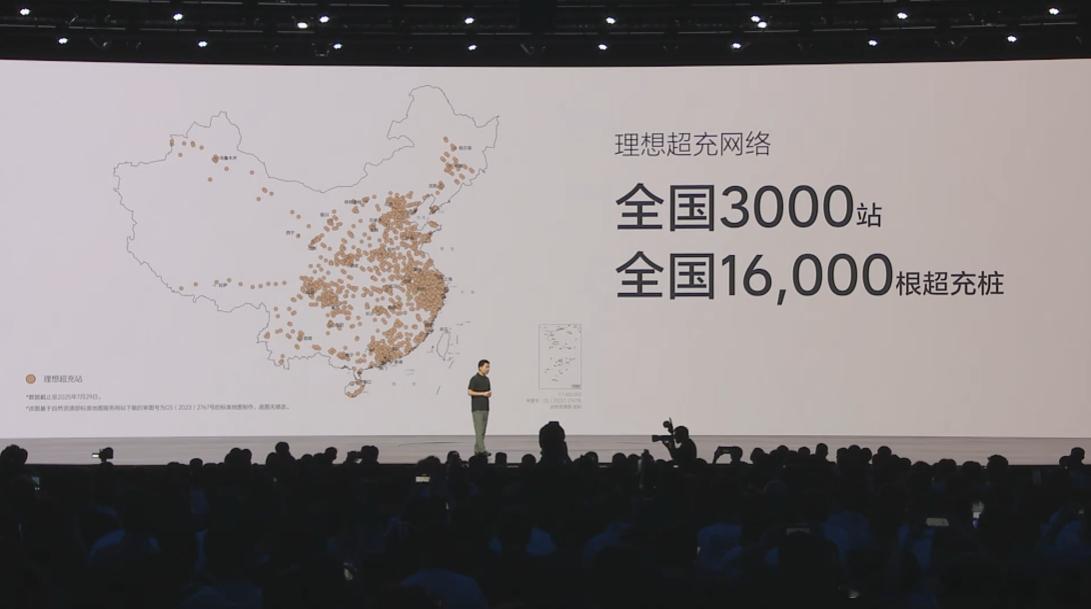 理想 i8 的超充站已经建设 3000 站，16000 根超充桩超充站都采用了圆