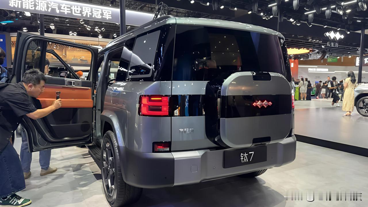 2025成都国际车展现场直击：自主品牌人气爆棚，外商忙着“取经”？

走进成都车