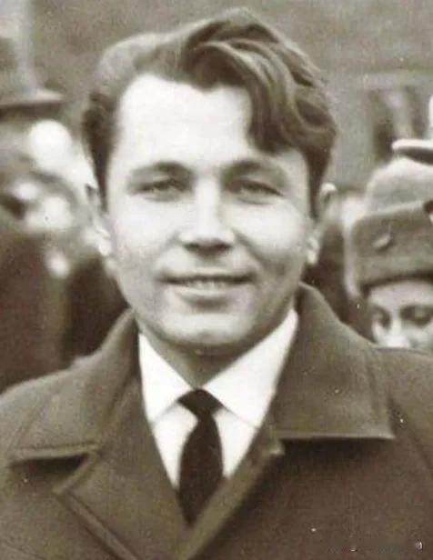 1961年，在南极考察站里，27岁的苏联医生列昂尼德·罗戈佐夫给自己注射了麻醉剂