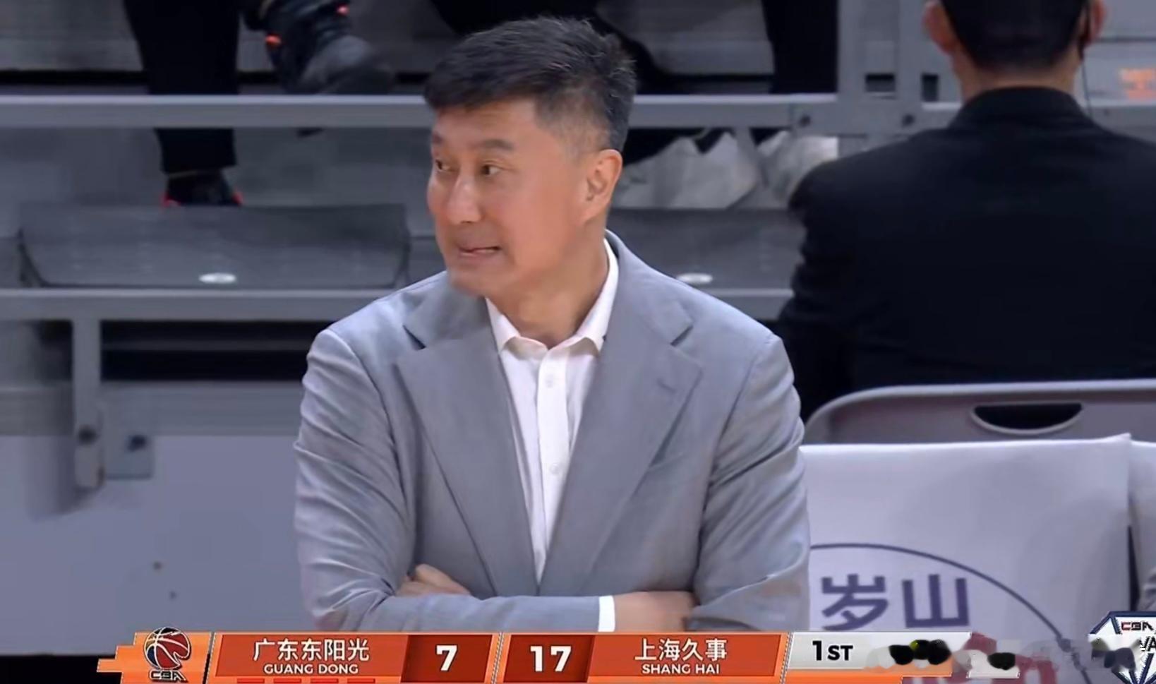 广东男篮开局还是没抢过上海男篮，目前广东以9比21暂时落后上海12分！上海内线优