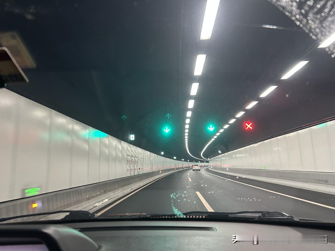 下着大雨，自驾汕头两日游，高逨公路上车少，道路湿滑。
假期经济发生的不是消费降级