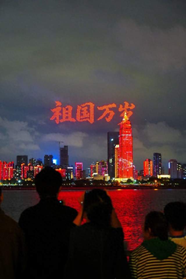 这一夜，我在长江边看烟花