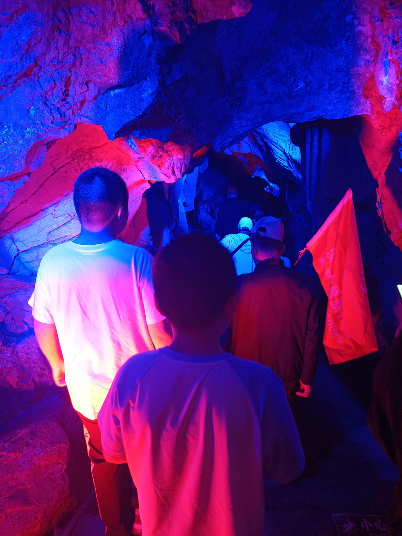 今天被孩子教育了。
为了保护手机充电口，我都是教育孩子在充电的时候不能看手机。今