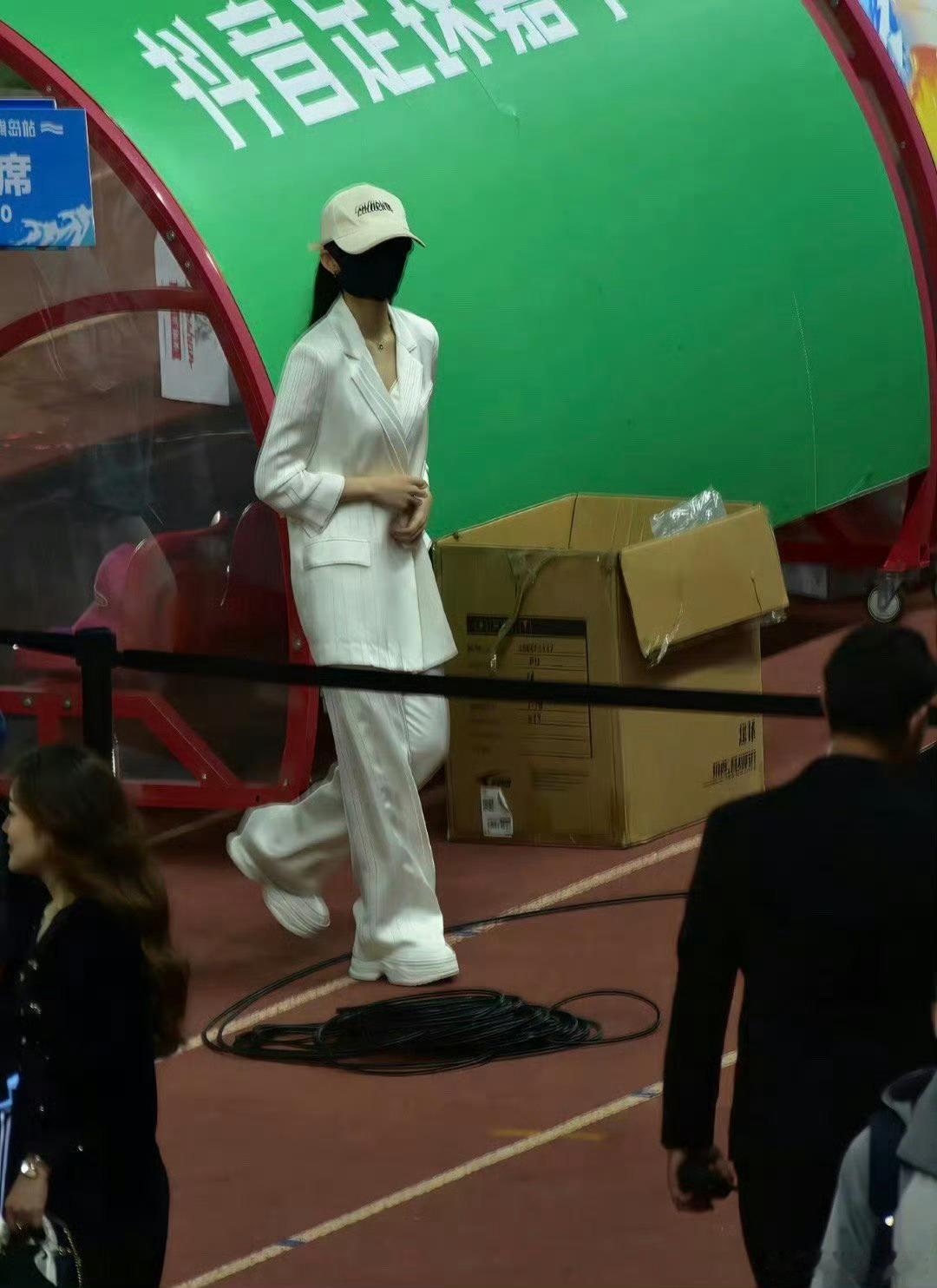 旺仔小乔直播露脸应该不是吧，现在时期的旺仔小乔应该比较瘦的那种看她之前的视频就知