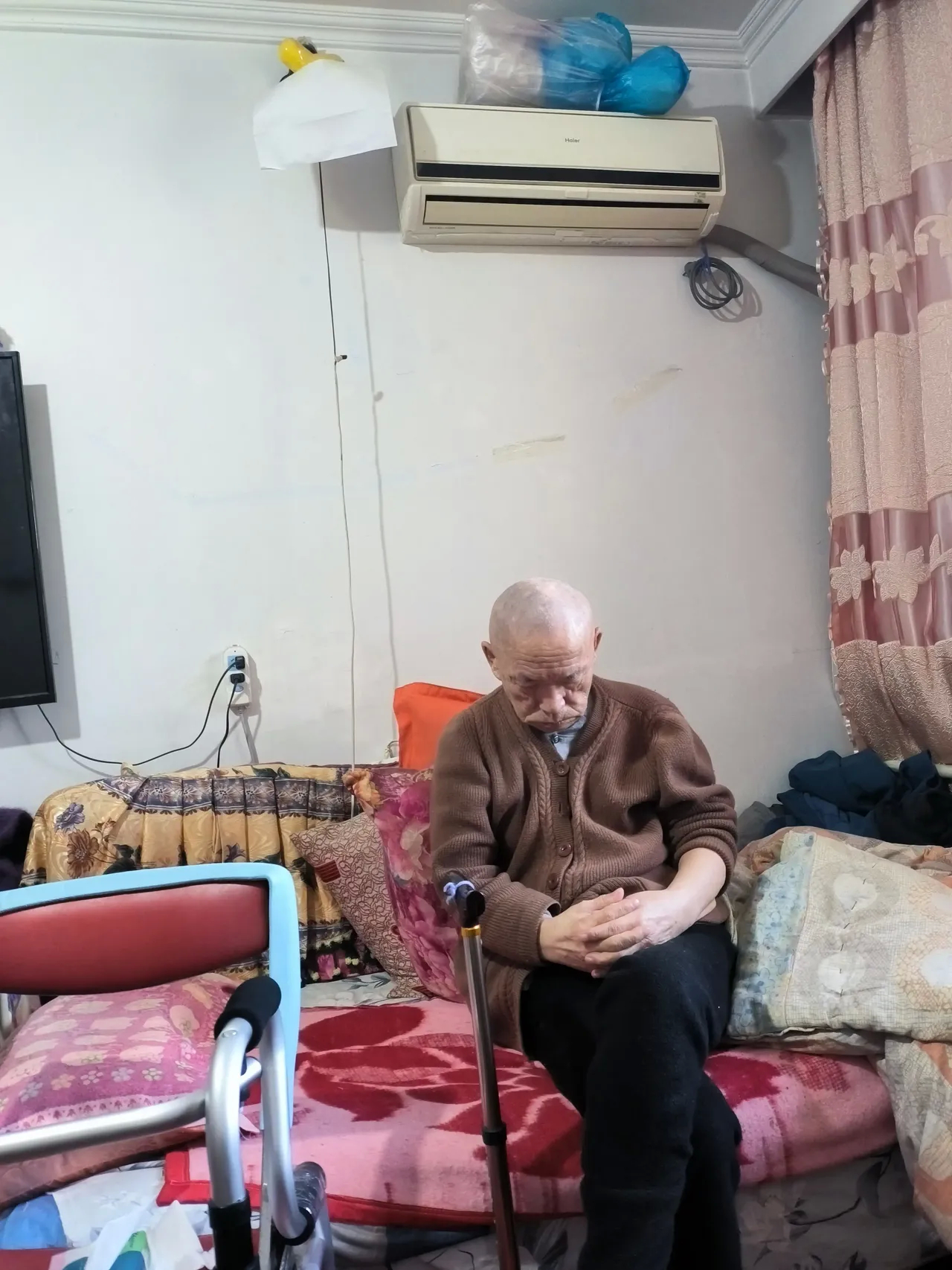 我是男的，一个人们眼中的孝子    现在我有点坚持不住了，七年前将全不能自理的老