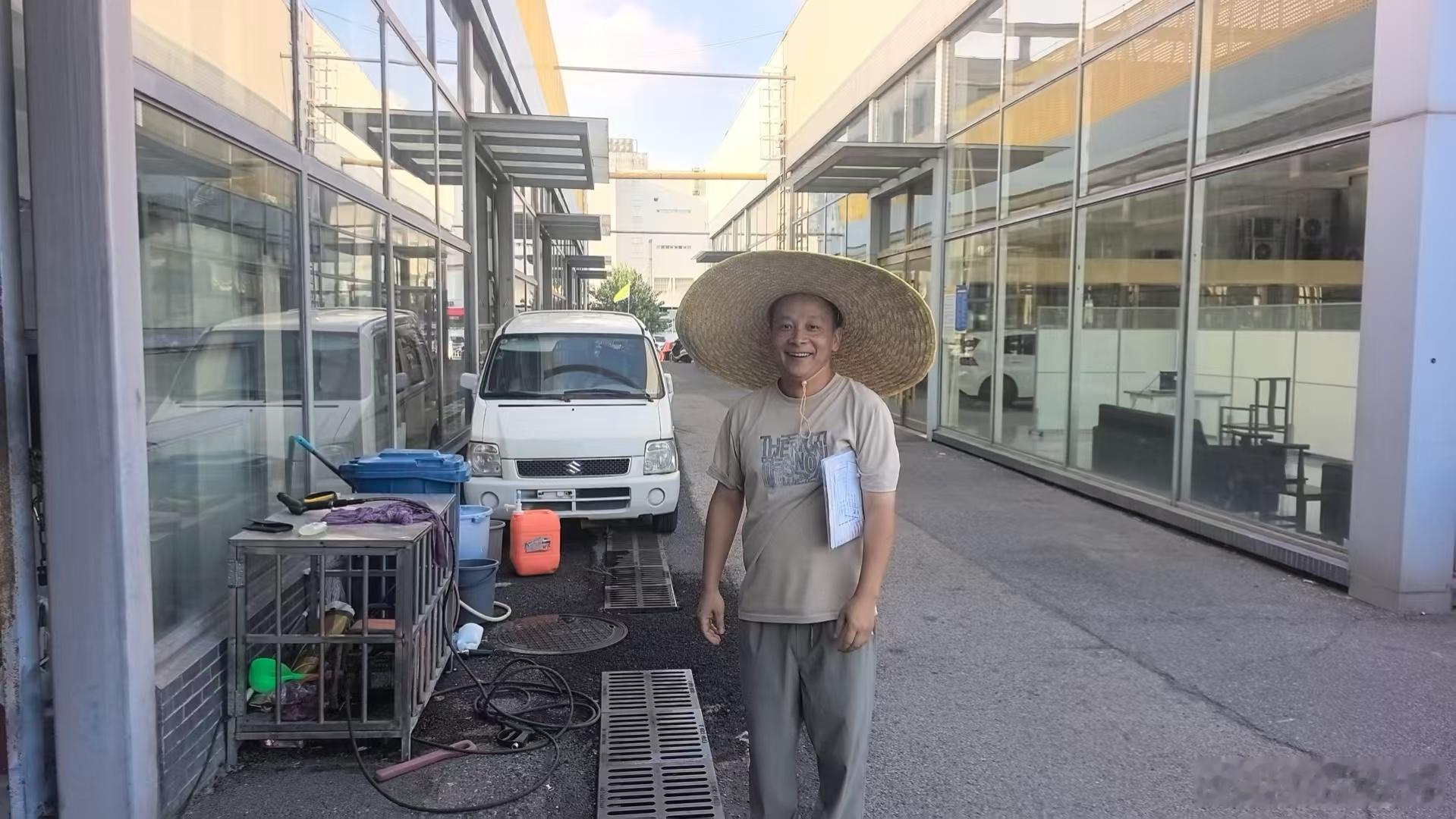 老李新买的帽子像个傻孩子